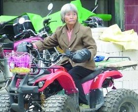 池洞镇年过七旬老太驾车上街购物 池洞镇年过七旬老太驾车上街购物