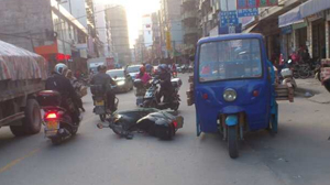 竹山发生摩托相撞 事发后还动手打人 竹山发生摩托相撞 事发后还动手打人