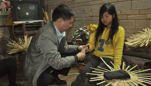 池洞新垌村一家8人患萎缩病 靠编织竹器度日 池洞新垌村一家8人患萎缩病 靠编织竹器度日