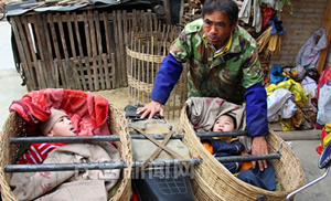 信宜钱排老人梁均华悉心照料脑瘫女儿14年 信宜钱排老人梁均华悉心照料脑瘫女儿14年