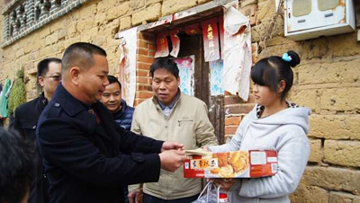 信宜企业下乡为贫困户送温暖 信宜企业下乡为贫困户送温暖