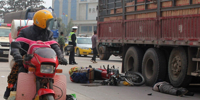 ���˷���·��һĦ�г���������ײ ���˱�����շ��